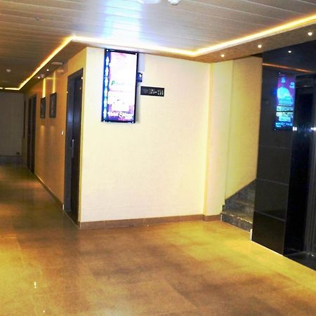 Hotel Shivoy Grand Váránaszi Kültér fotó
