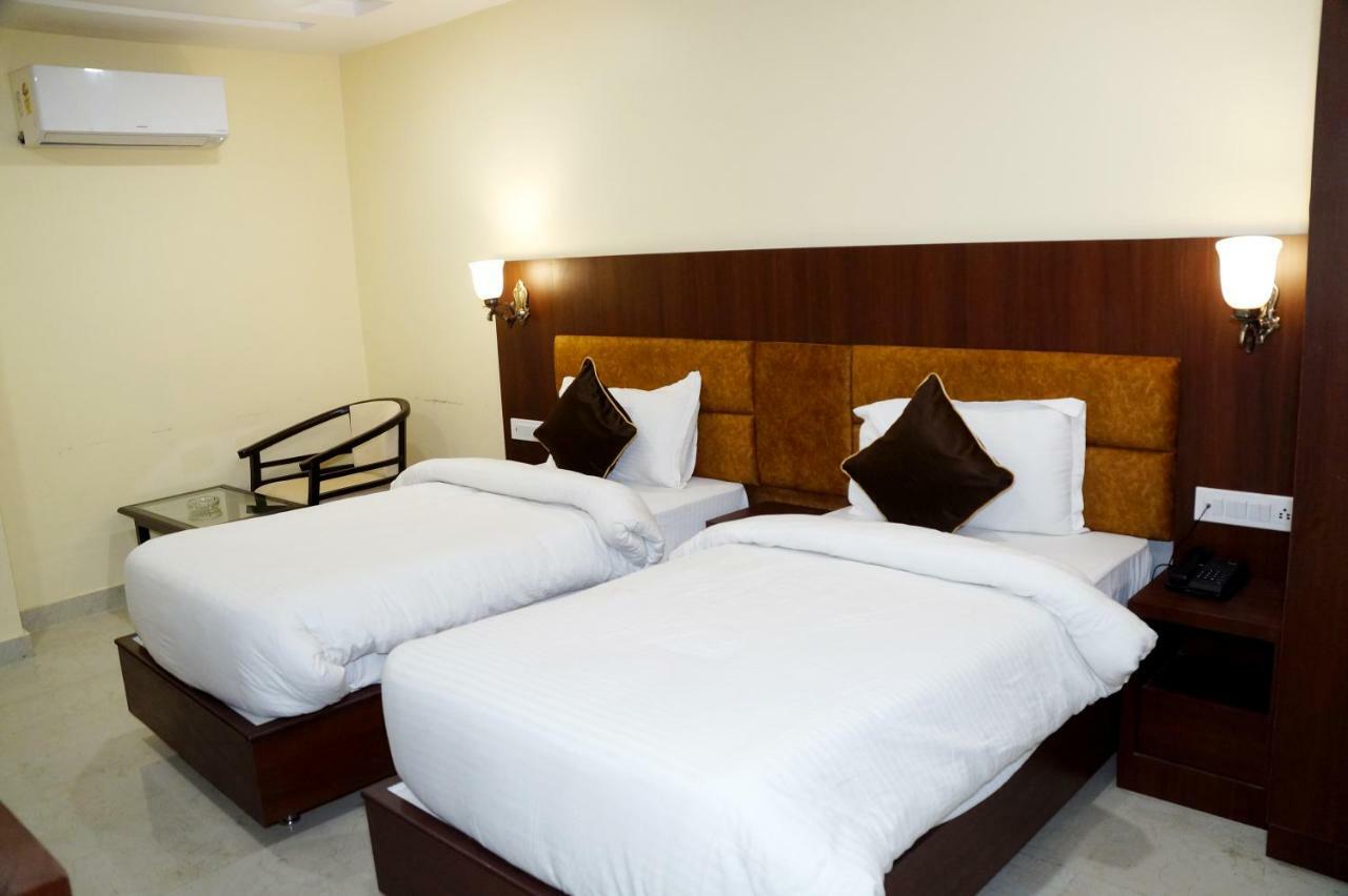 Hotel Shivoy Grand Váránaszi Kültér fotó