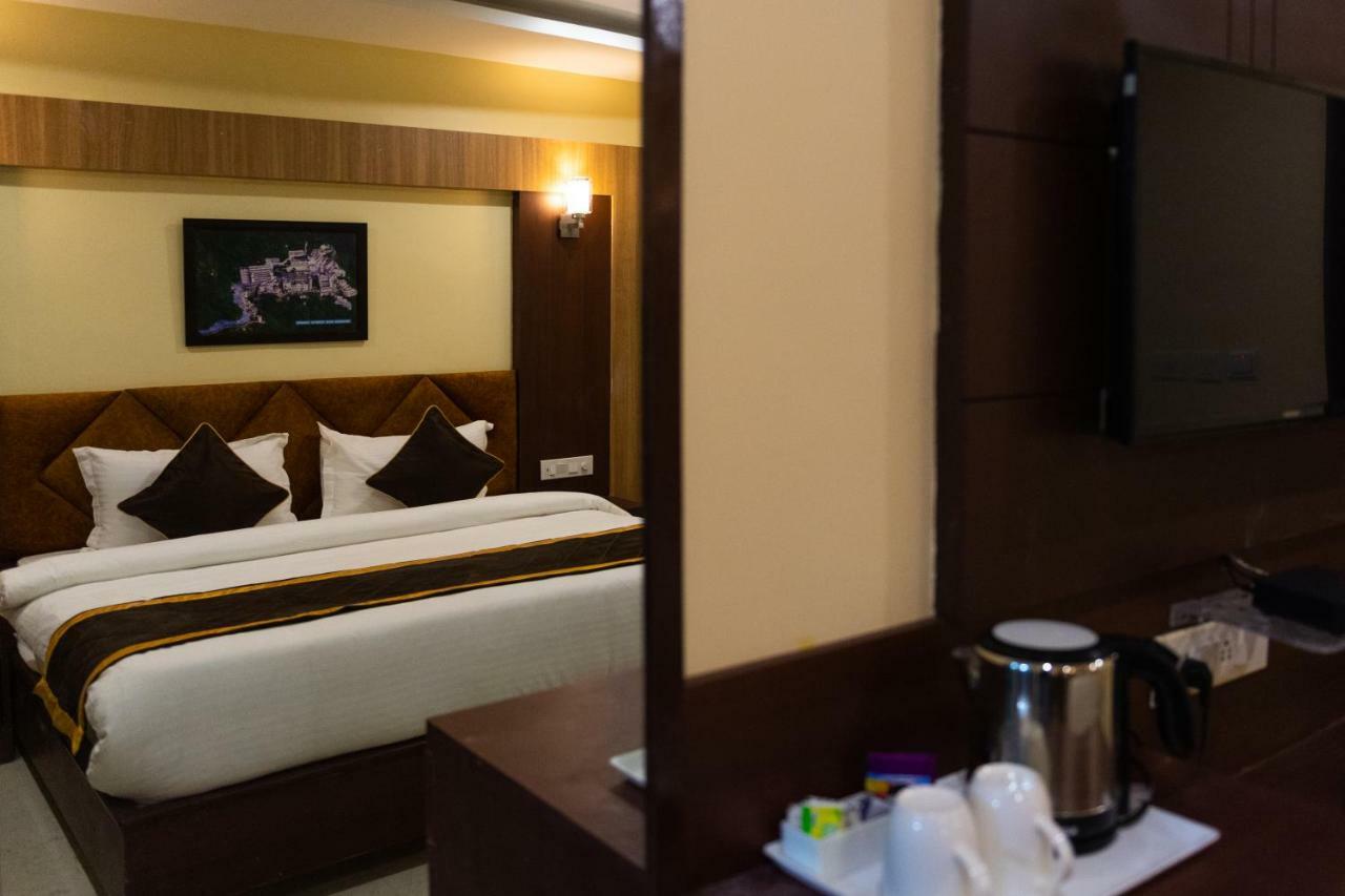 Hotel Shivoy Grand Váránaszi Kültér fotó