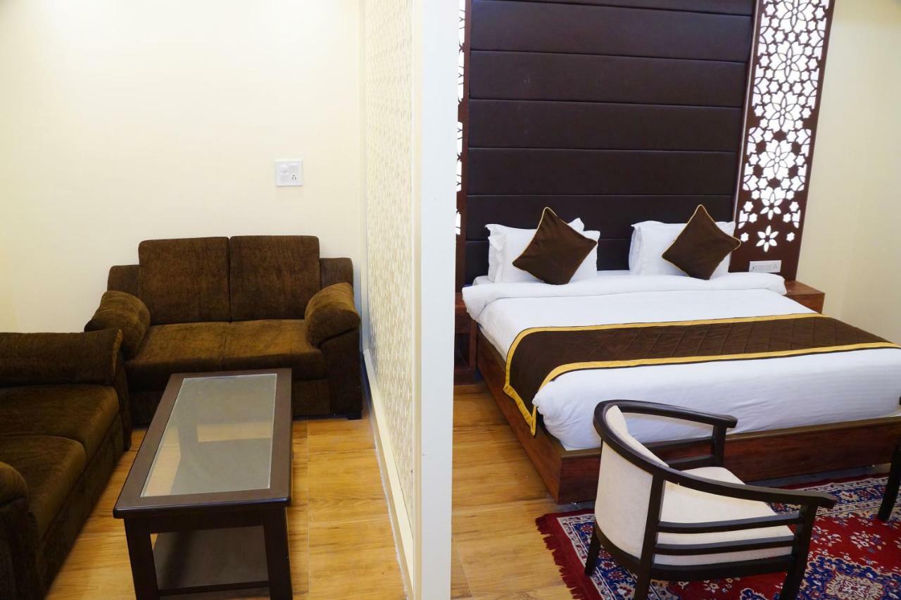 Hotel Shivoy Grand Váránaszi Kültér fotó